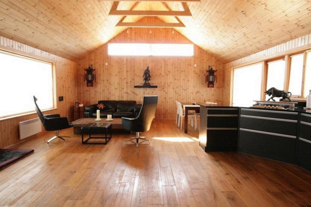 Glass House with Private River & 360° Views