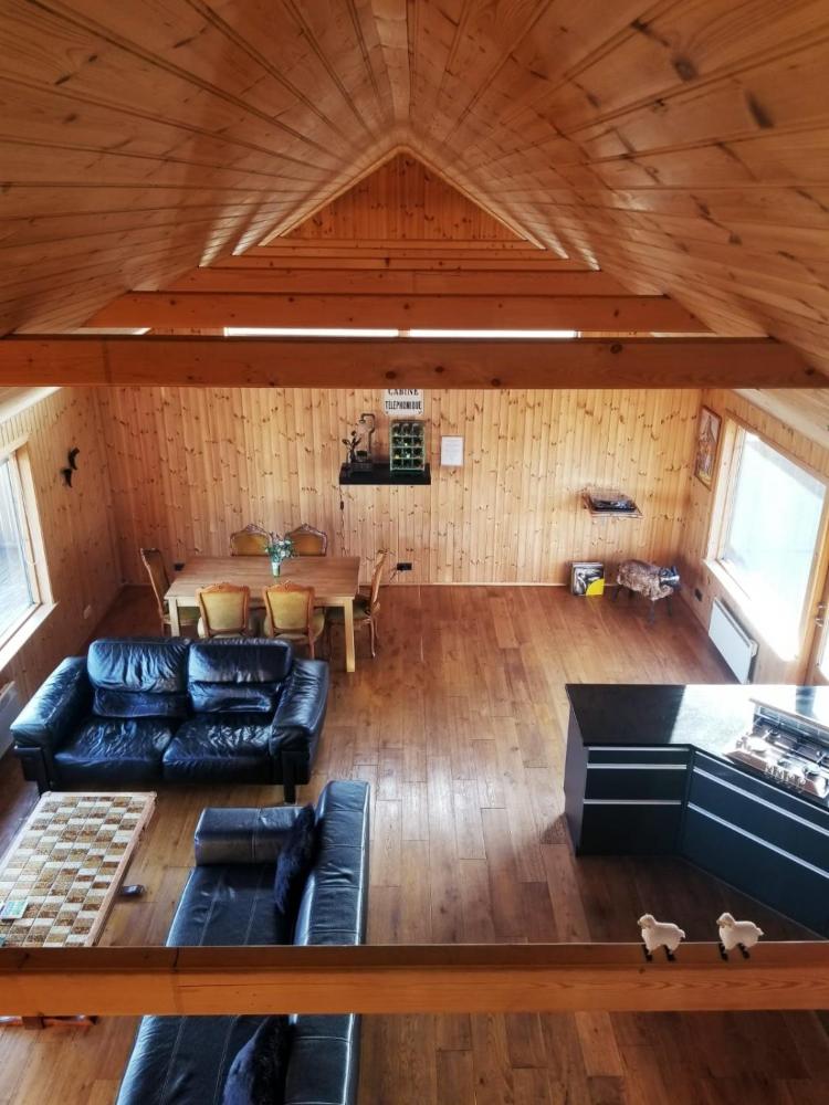 Glass House with Private River & 360° Views