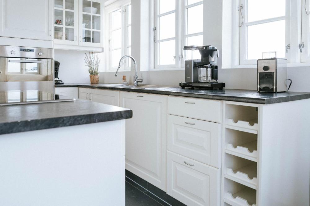 海景与精致设计的明亮三卧1.5卫乡村之家（Ocean Views and Gorgeous Design in a Light-Filled 3 BDRM/1.5 Bath Village Home）