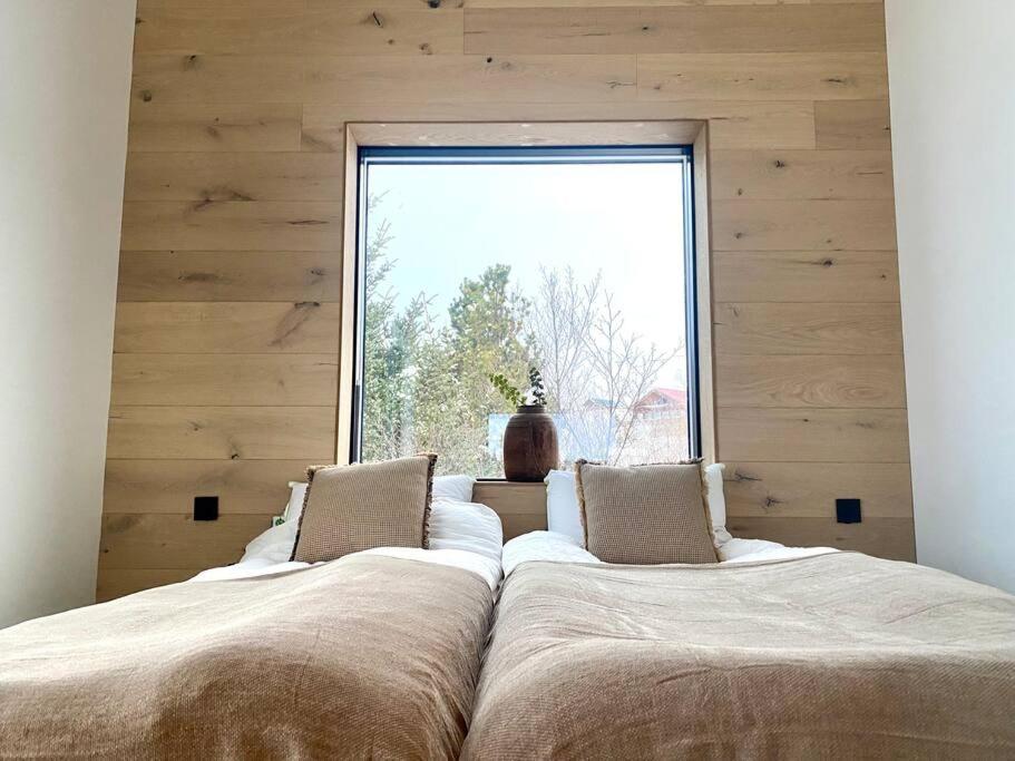 橡树林别墅 - 设计师私人北极光地热别墅（The Oak House - Designers Private Northern Lights Geothermal Villa）