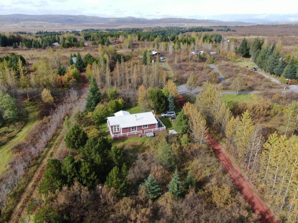 Red Riding Hood Cabin Kultaisella kierroksella Kerid-järven vieressä
