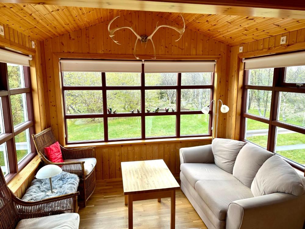 Red Riding Hood Cabin Kultaisella kierroksella Kerid-järven vieressä