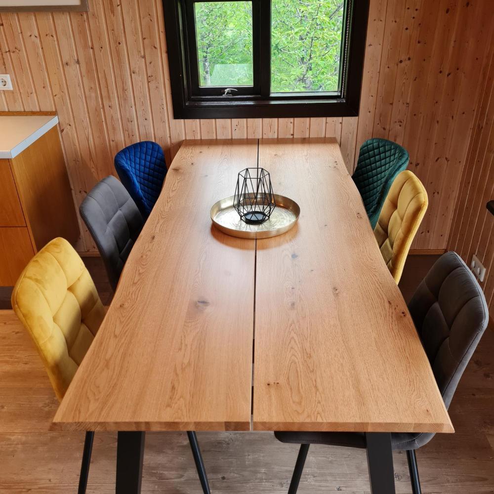 アイスランド南部の美しい大自然に囲まれたMinniborgir Cabins(ミンニボルギル・キャビンズ)は、リラクゼーションとアドベンチャーの両方を求める旅行者に理想的なリトリートです。名高いゴールデンサークル(Golden Circle)にも近く、アイスランドの有名な観光地へのアクセスが抜群なので、アイスランド旅行の拠点として最適です。</p>
<p class=""><b>ロケーション & 周辺情報</b></p>
<p class="">静かな環境に位置するMinniborgir Cabinsは、壮大なストロックル・ゲイシール(Strokkur Geysir)や雄大なグトルフォス(Gullfoss)の滝まで車ですぐの距離。また、地元の文化と利便性が調和するセルフォス(Selfoss)の町にも簡単にアクセスできます。周辺には数々の見どころがあり、南アイスランドを探検したい方におすすめの宿泊施設です。</p>
<p class="">アドベンチャー志向の方には、ここを拠点にさまざまな自然の美しさを満喫いただけます。ゴールデンサークルの観光地にも近く、地熱地帯や壮大な滝など、感動的な景観が身近に広がっています。</p>
<p class=""><b>施設 & アメニティ</b></p>
<p class="">Minniborgir Cabinsは、快適さと機能性を兼ね備えた設計となっています。各キャビンには居心地の良いリビングスペースと、地元の新鮮な食材を使って料理が楽しめる設備が備えられています。屋外のホットタブでは、周囲の雄大な田園風景を眺めながらリラックスしたひと時を過ごせます。</p>
<p class="">さらに、アイスランドの大自然をより深く体験できる乗馬ツアーも敷地内でご用意。最新の設備と美しいロケーションが融合し、思い出に残る滞在を演出します。</p>
<p class=""><b>Minniborgir Cabinsを選ぶ理由</b></p>
<p class="">Minniborgir Cabinsは、南アイスランドの壮麗な景観を存分に楽しめるプレミアムな宿泊先です。ゴールデンサークルにも近く、町へのアクセスも良好なため、自然と利便性のどちらも体感できます。静けさと充実した設備が揃い、ファミリー、カップル、冒険好きな方まで幅広くおすすめです。心安らぐ空間で、アイスランドの大自然の魅力を満喫してください。</p>
<p class="">ご希望の日程を選んで、空室状況を今すぐご確認ください。</p>