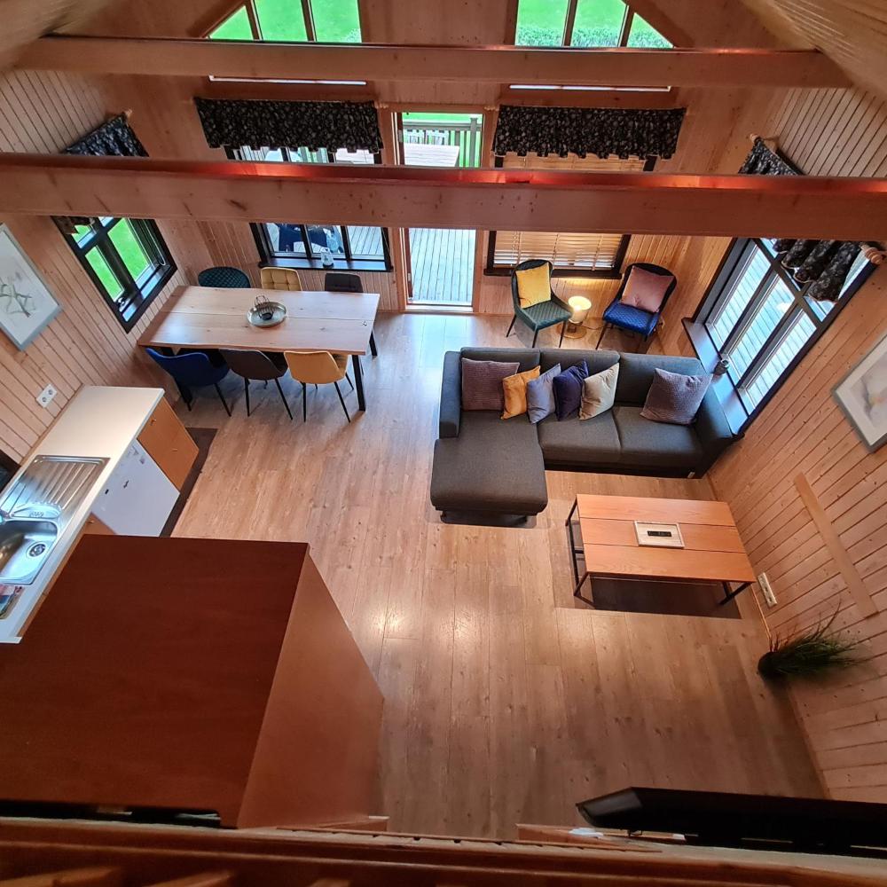 アイスランド南部の美しい大自然に囲まれたMinniborgir Cabins(ミンニボルギル・キャビンズ)は、リラクゼーションとアドベンチャーの両方を求める旅行者に理想的なリトリートです。名高いゴールデンサークル(Golden Circle)にも近く、アイスランドの有名な観光地へのアクセスが抜群なので、アイスランド旅行の拠点として最適です。</p>
<p class=""><b>ロケーション & 周辺情報</b></p>
<p class="">静かな環境に位置するMinniborgir Cabinsは、壮大なストロックル・ゲイシール(Strokkur Geysir)や雄大なグトルフォス(Gullfoss)の滝まで車ですぐの距離。また、地元の文化と利便性が調和するセルフォス(Selfoss)の町にも簡単にアクセスできます。周辺には数々の見どころがあり、南アイスランドを探検したい方におすすめの宿泊施設です。</p>
<p class="">アドベンチャー志向の方には、ここを拠点にさまざまな自然の美しさを満喫いただけます。ゴールデンサークルの観光地にも近く、地熱地帯や壮大な滝など、感動的な景観が身近に広がっています。</p>
<p class=""><b>施設 & アメニティ</b></p>
<p class="">Minniborgir Cabinsは、快適さと機能性を兼ね備えた設計となっています。各キャビンには居心地の良いリビングスペースと、地元の新鮮な食材を使って料理が楽しめる設備が備えられています。屋外のホットタブでは、周囲の雄大な田園風景を眺めながらリラックスしたひと時を過ごせます。</p>
<p class="">さらに、アイスランドの大自然をより深く体験できる乗馬ツアーも敷地内でご用意。最新の設備と美しいロケーションが融合し、思い出に残る滞在を演出します。</p>
<p class=""><b>Minniborgir Cabinsを選ぶ理由</b></p>
<p class="">Minniborgir Cabinsは、南アイスランドの壮麗な景観を存分に楽しめるプレミアムな宿泊先です。ゴールデンサークルにも近く、町へのアクセスも良好なため、自然と利便性のどちらも体感できます。静けさと充実した設備が揃い、ファミリー、カップル、冒険好きな方まで幅広くおすすめです。心安らぐ空間で、アイスランドの大自然の魅力を満喫してください。</p>
<p class="">ご希望の日程を選んで、空室状況を今すぐご確認ください。</p>