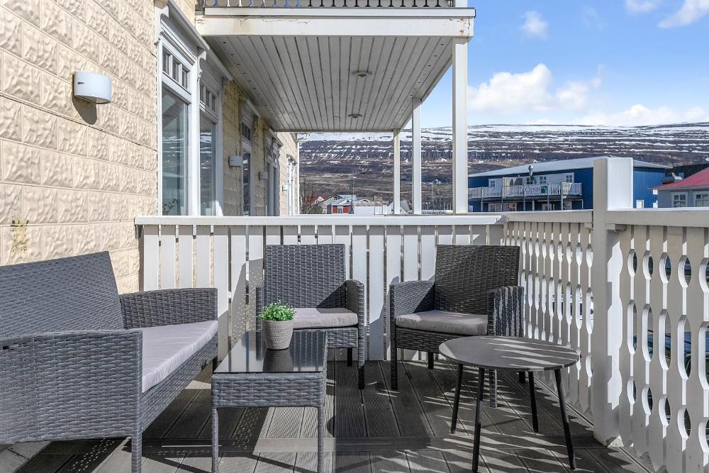 市中心两卧室公寓（带阳台）(Two Bedroom Downtown Apartment with Balcony)