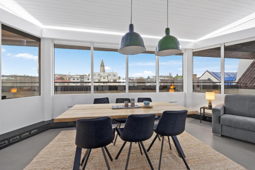 Penthouse-huoneisto ostoskadulla – ilmainen pysäköinti