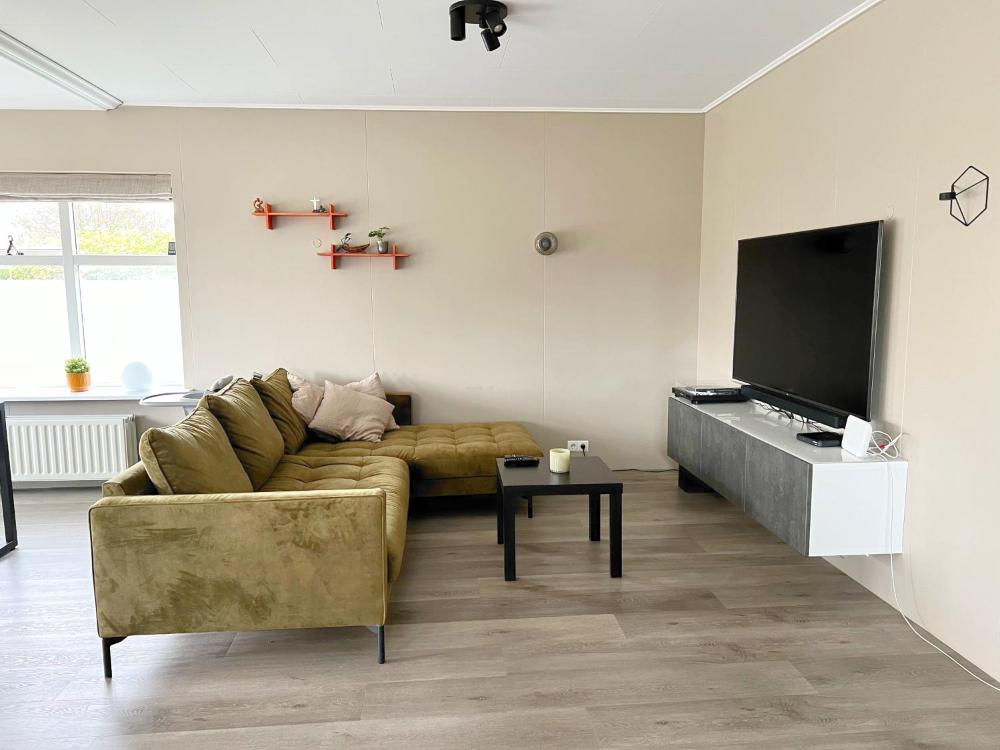 带热水浴缸的度假屋（House with a Hot Tub）