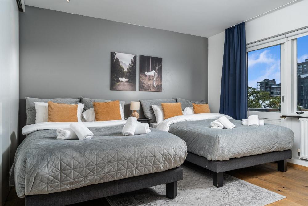 Penthouse-huoneisto ostoskadulla – ilmainen pysäköinti