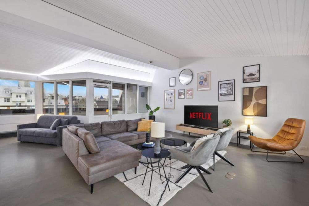 Penthouse-huoneisto ostoskadulla – ilmainen pysäköinti