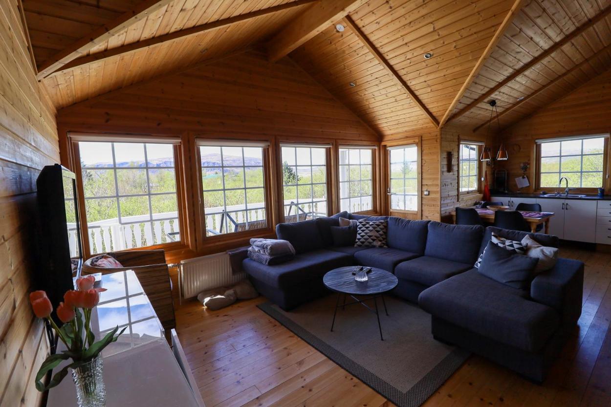 黄金圈度假屋（Golden Circle Vacation Home）配备温泉浴缸和壁炉