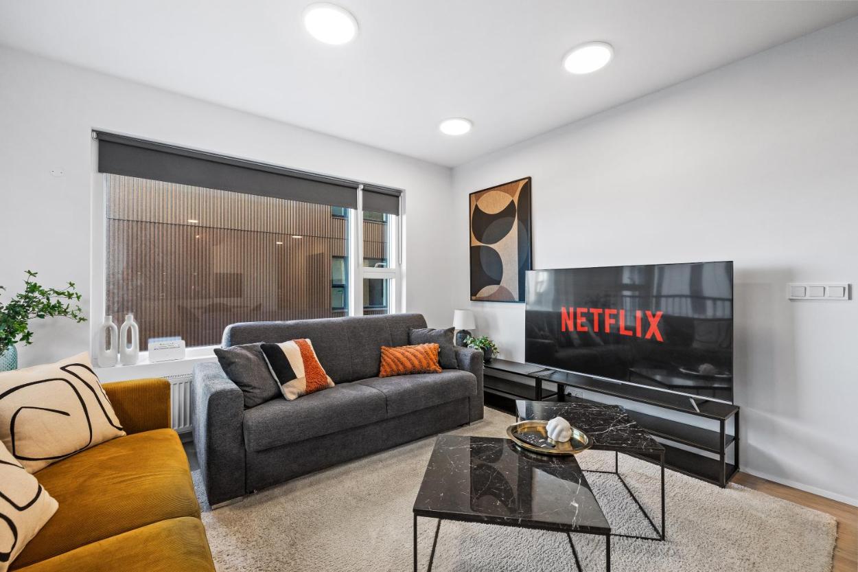 新公寓——靠近斯玛拉林德购物中心，带私人停车位（New Apt Near Smaralind Mall With Private Parking）