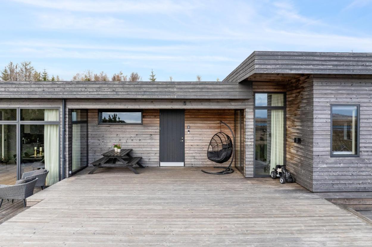 Rymligt sommarhus med 4 sovrum och bubbelpool