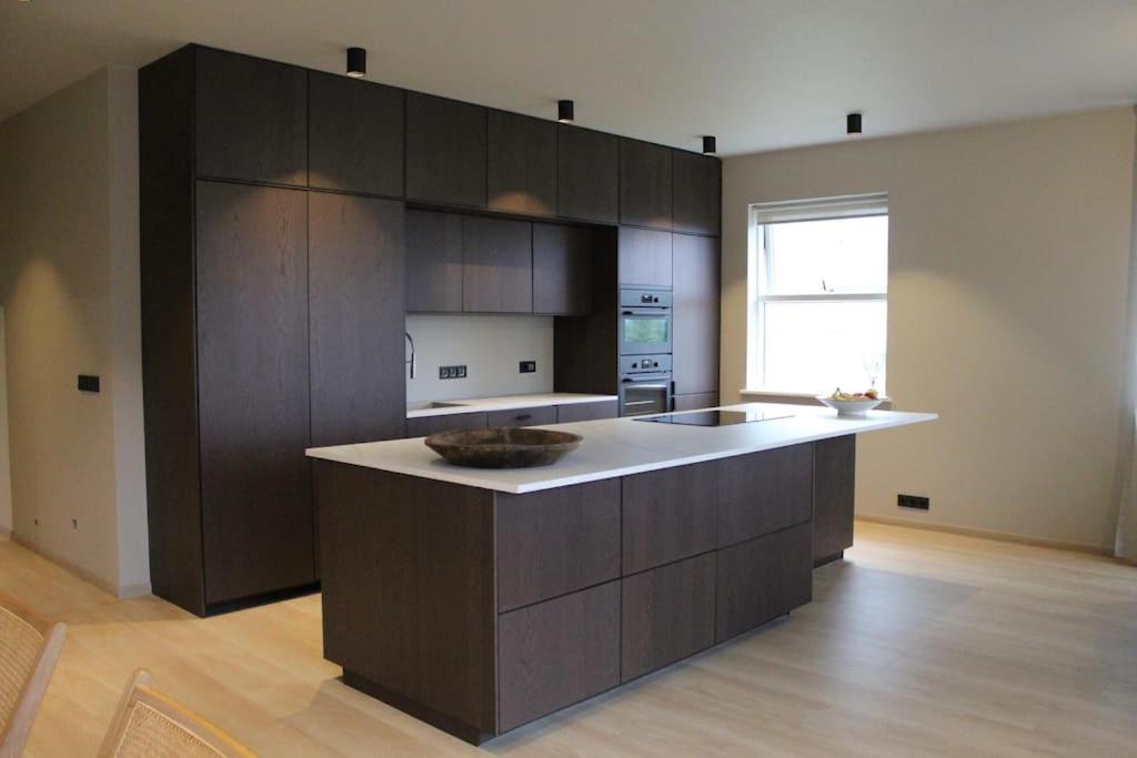 Stille og hyggelig lejlighed med udsigt over søen