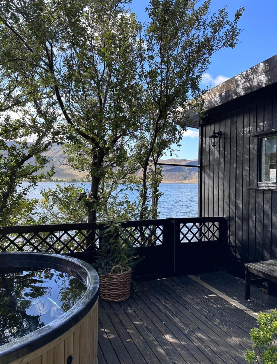 Koselig hytteperle ved innsjø – 45 minutter fra Reykjavik