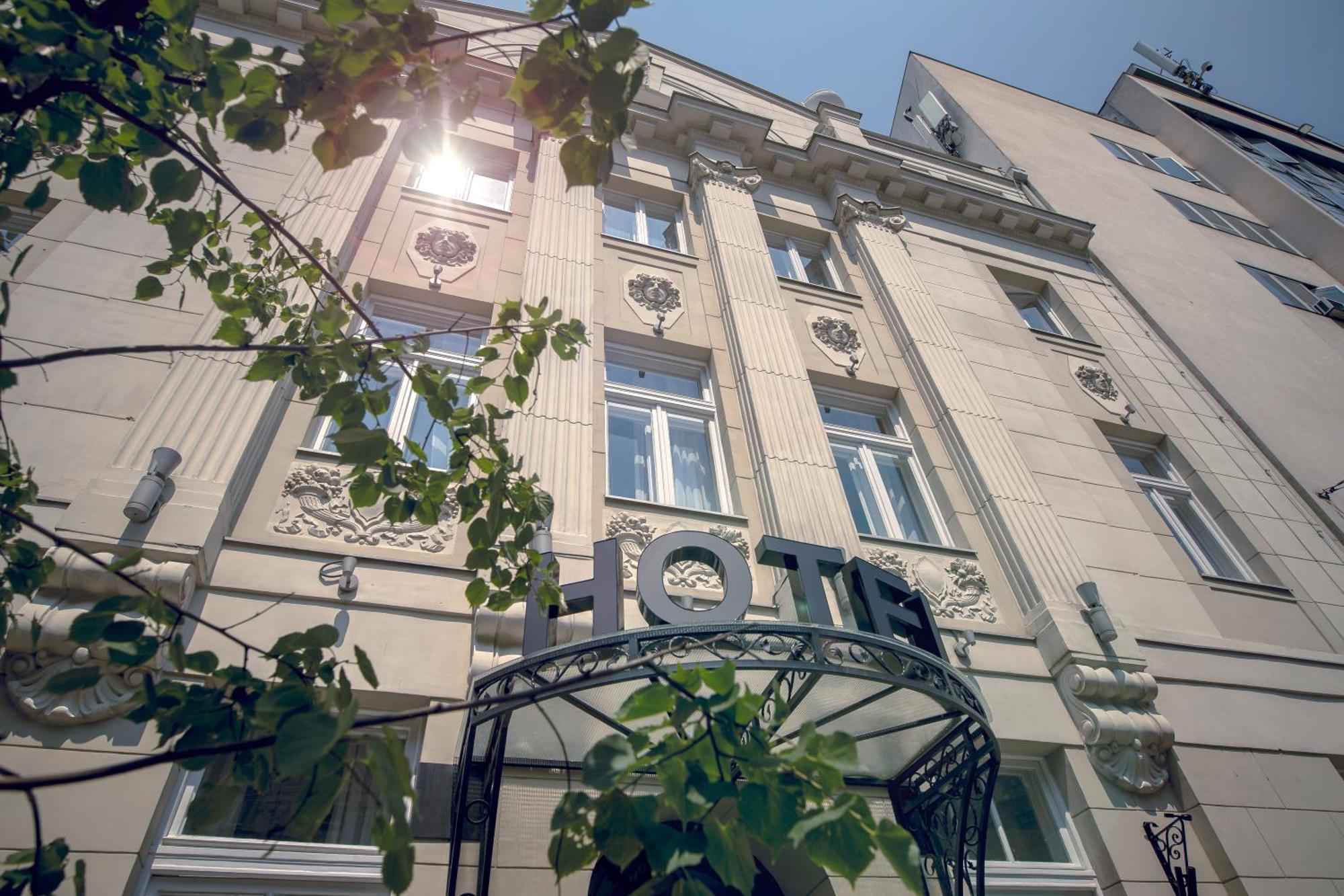 4. Public House Hotel