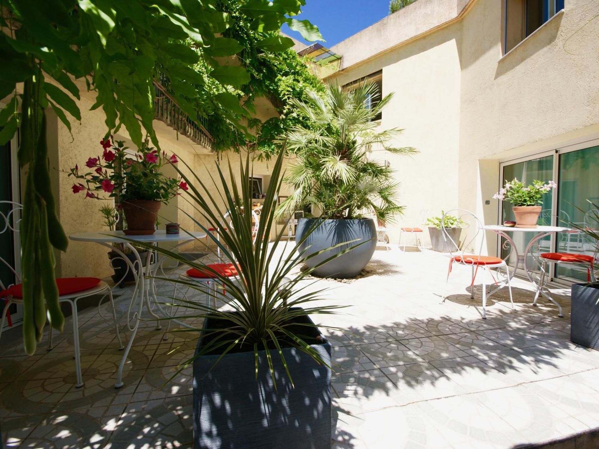 10. Couette Et Cafe