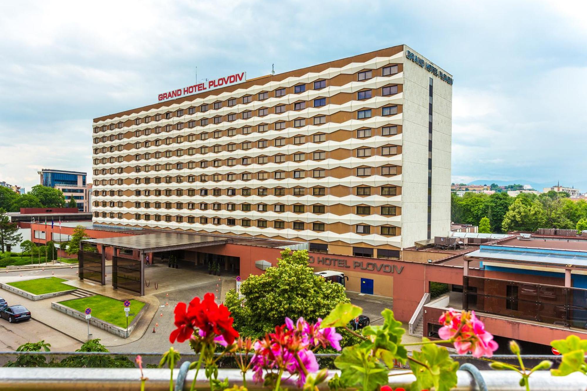 5. -- ESTE PARK HOTEL -- part of Urban Chic Luxury Design Hotels - Parking & Compliments - next to Shopping & Dining Mall Plovdiv