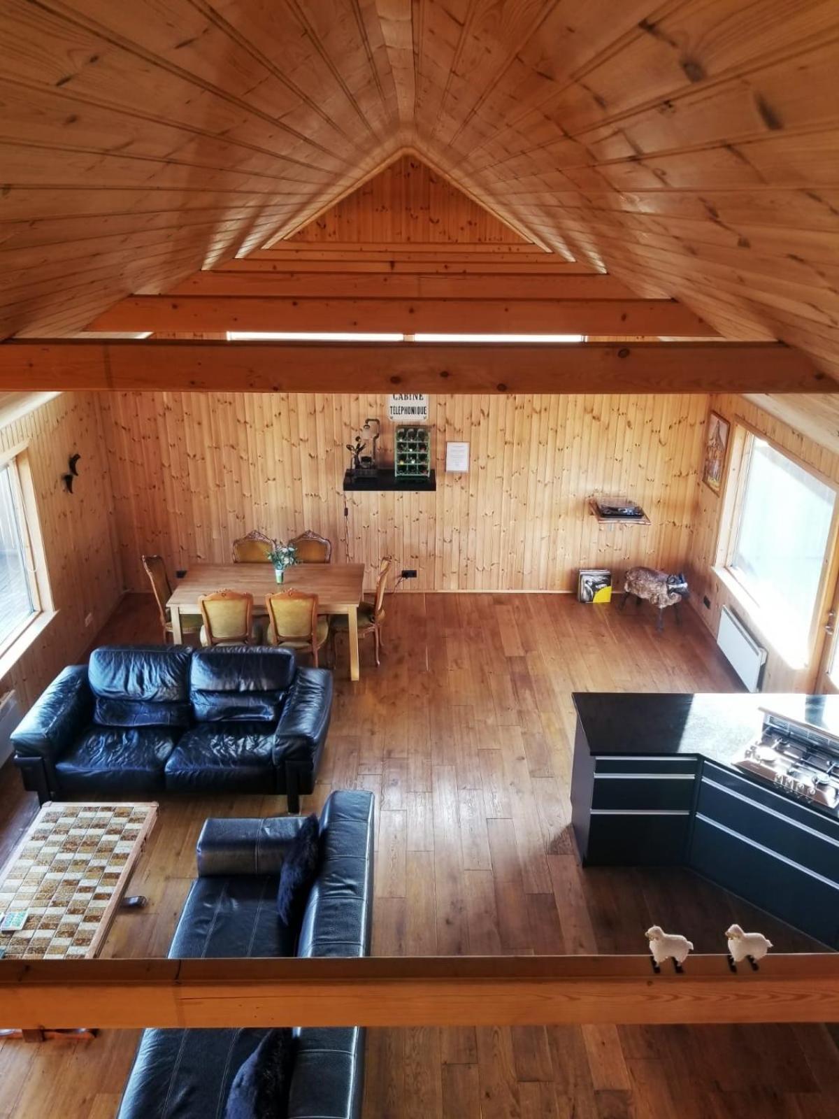 Glashus med privat flod och 360° utsikt