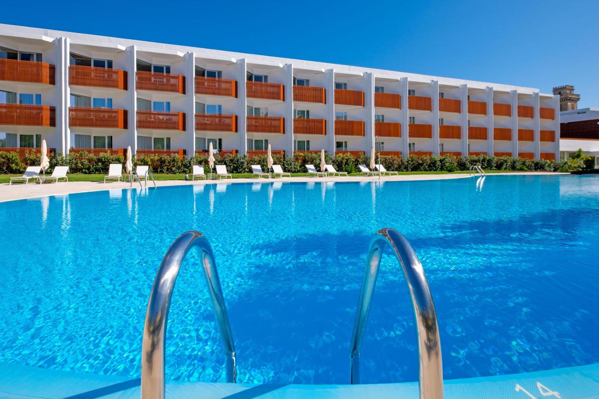 2. Malibu Foz Hotel
