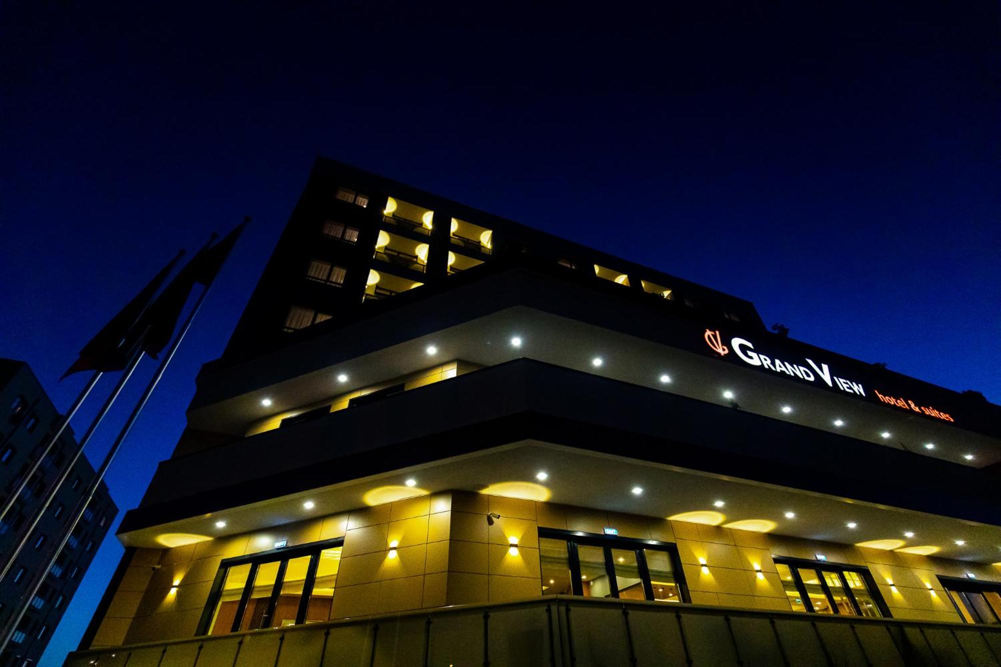 5. Grand View Hotel & Suites