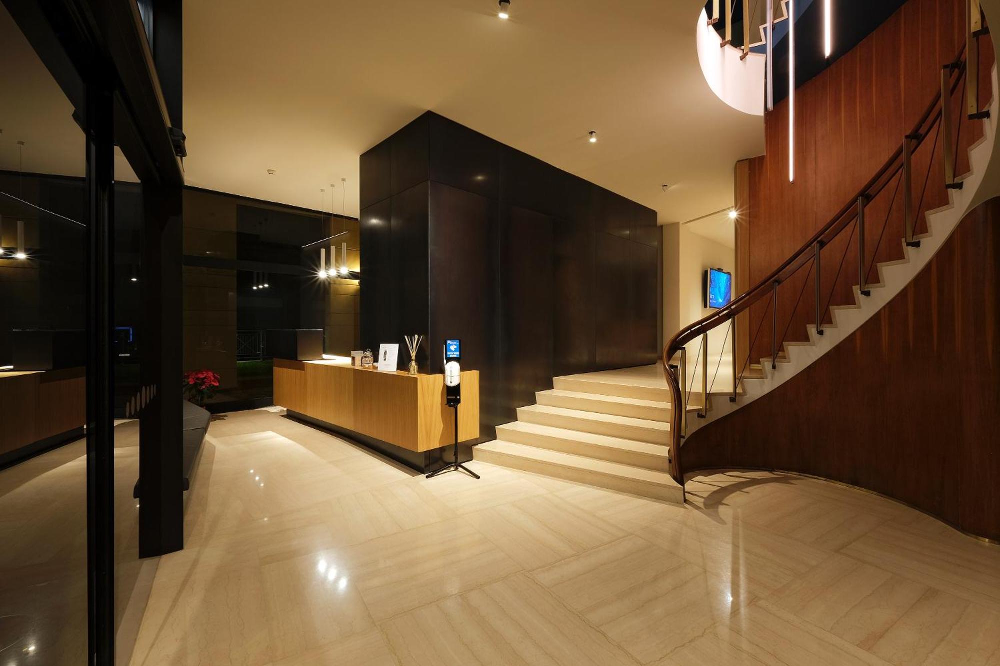 4. Hotel Touring