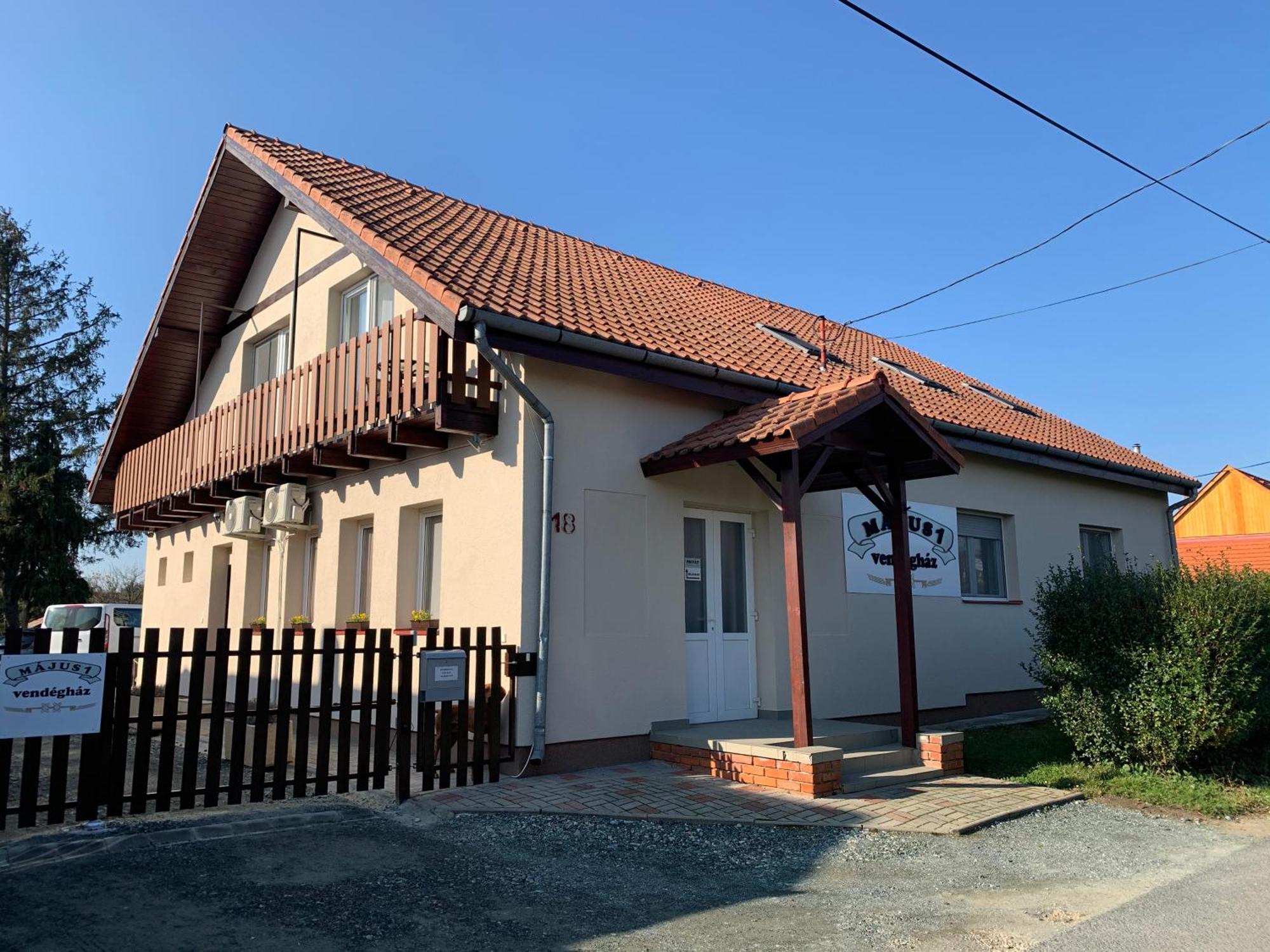 9. Május 1 Vendégház Sé