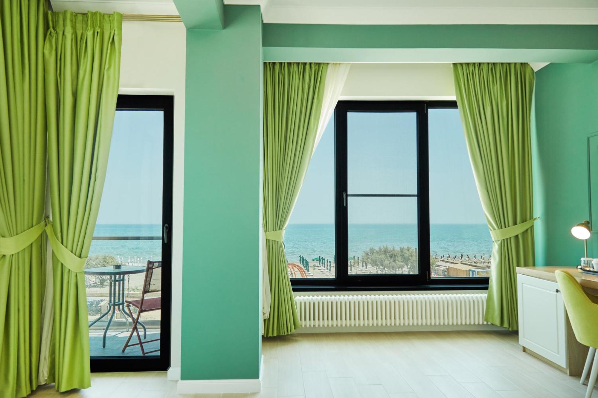 2. Hotel Excelsior