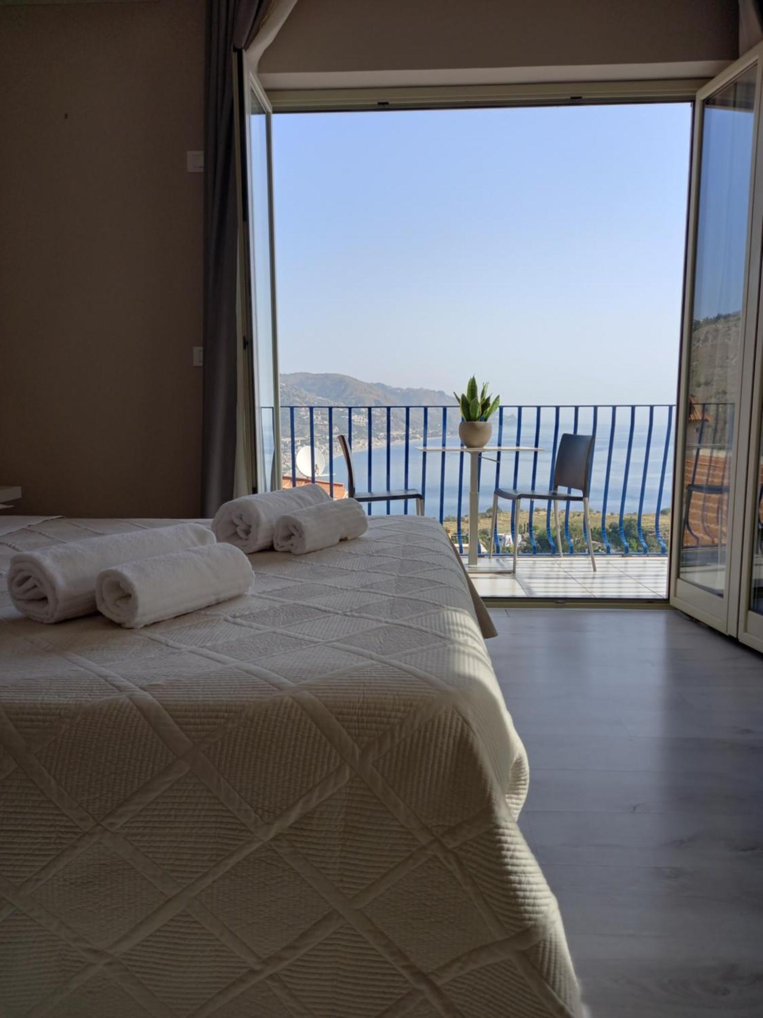 1. Taormina Al Bacio