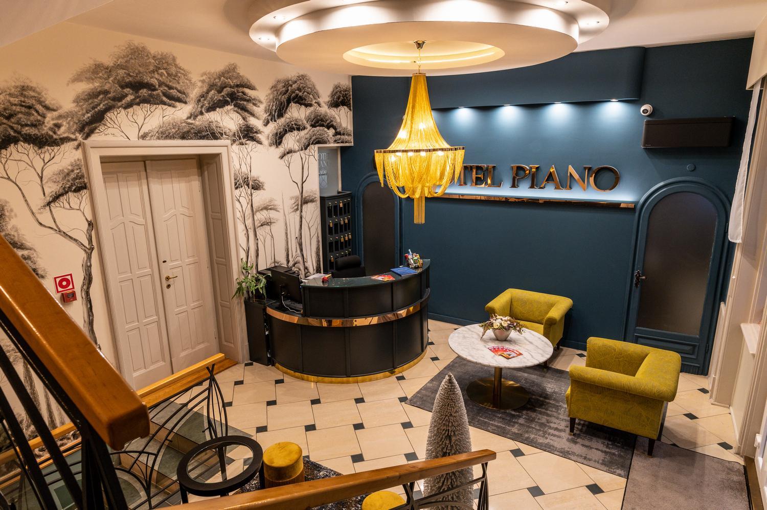 8. Hotel Piano