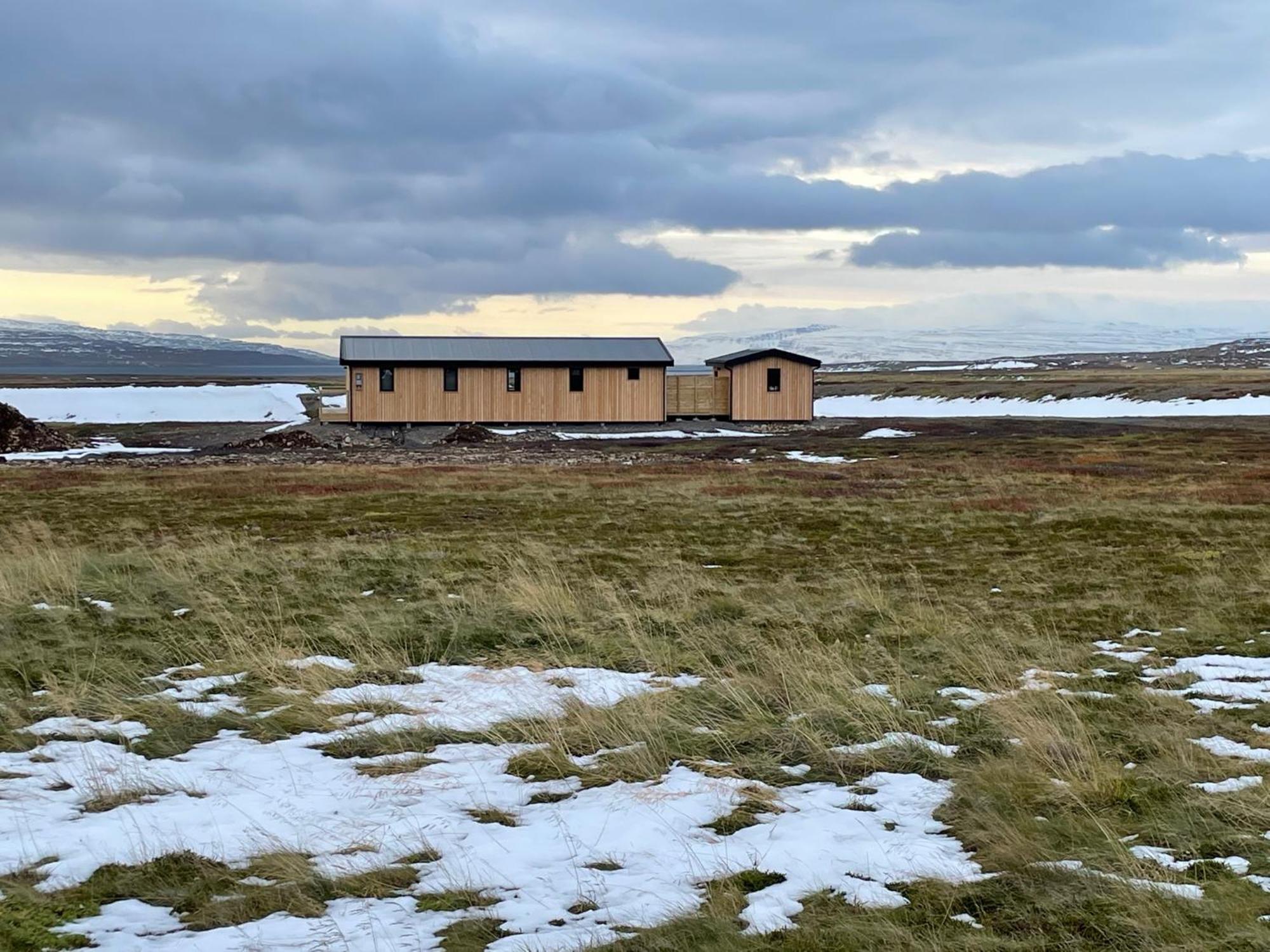 <p class="">Ubicado en el corazón del sur de Islandia, Dalamynni ofrece a los viajeros una escapada tranquila en medio de paisajes naturales impresionantes. Cerca del encantador pueblo de Selfoss, este alojamiento acogedor es el refugio perfecto para quienes desean descubrir las maravillas escénicas de Islandia. Con un ambiente hogareño y una atmósfera cálida, Dalamynni garantiza comodidad y conveniencia para cada huésped.</p>
<p class=""><b>Ubicación y atracciones cercanas</b></p>
<p class="">Dalamynni presume de una ubicación privilegiada, lo que permite acceder fácilmente a algunos de los lugares más emblemáticos del sur de Islandia. A poca distancia en coche se encuentra el famoso Círculo Dorado, donde podrás admirar la impresionante cascada Gullfoss y las maravillas geotérmicas de Geysir. Muy cerca, también podrás descubrir la encantadora Secret Lagoon, ideal para disfrutar de un baño relajante en aguas termales naturales.</p>
<p class="">Los paisajes que rodean el alojamiento ofrecen un sinfín de oportunidades para las actividades al aire libre. Desde senderos que conducen a vistas espectaculares hasta paseos a caballo por entornos de postal, aquí podrás disfrutar de la naturaleza intacta islandesa. Y si te interesa conocer la cultura local, el pueblo de Selfoss está repleto de restaurantes y tiendas para explorar.</p>
<p class=""><b>Instalaciones y servicios</b></p>
<p class="">Dalamynni te asegura una estancia cómoda gracias a su gama de servicios pensados para cubrir todas tus necesidades. Sus habitaciones son acogedoras, cuentan con Wi-Fi gratuito y mobiliario confortable. Además, dispone de una cocina compartida donde podrás preparar tus propias comidas con ingredientes frescos locales, y así saborear la auténtica gastronomía islandesa.</p>
<p class="">Para quienes buscan aventura, Dalamynni ofrece fácil acceso a todo tipo de actividades al aire libre. Tanto si te apasiona explorar senderos como si prefieres relajarte y disfrutar de la tranquilidad del entorno, este alojamiento es el punto de partida perfecto para tu viaje por Islandia.</p>
<p class=""><b>¿Por qué elegir Dalamynni?</b></p>
<p class="">Elegir Dalamynni es optar por la belleza y la serenidad del sur de Islandia, sin renunciar a las comodidades de un ambiente cálido y acogedor. Su ubicación a un paso de los principales atractivos y la posibilidad de vivir auténticas experiencias al aire libre lo convierten en la elección ideal para todo viajero. ¿Listo para comenzar tu aventura en Islandia? Reserva tu estancia en Dalamynni y vive de cerca la magia del sur islandés.</p>