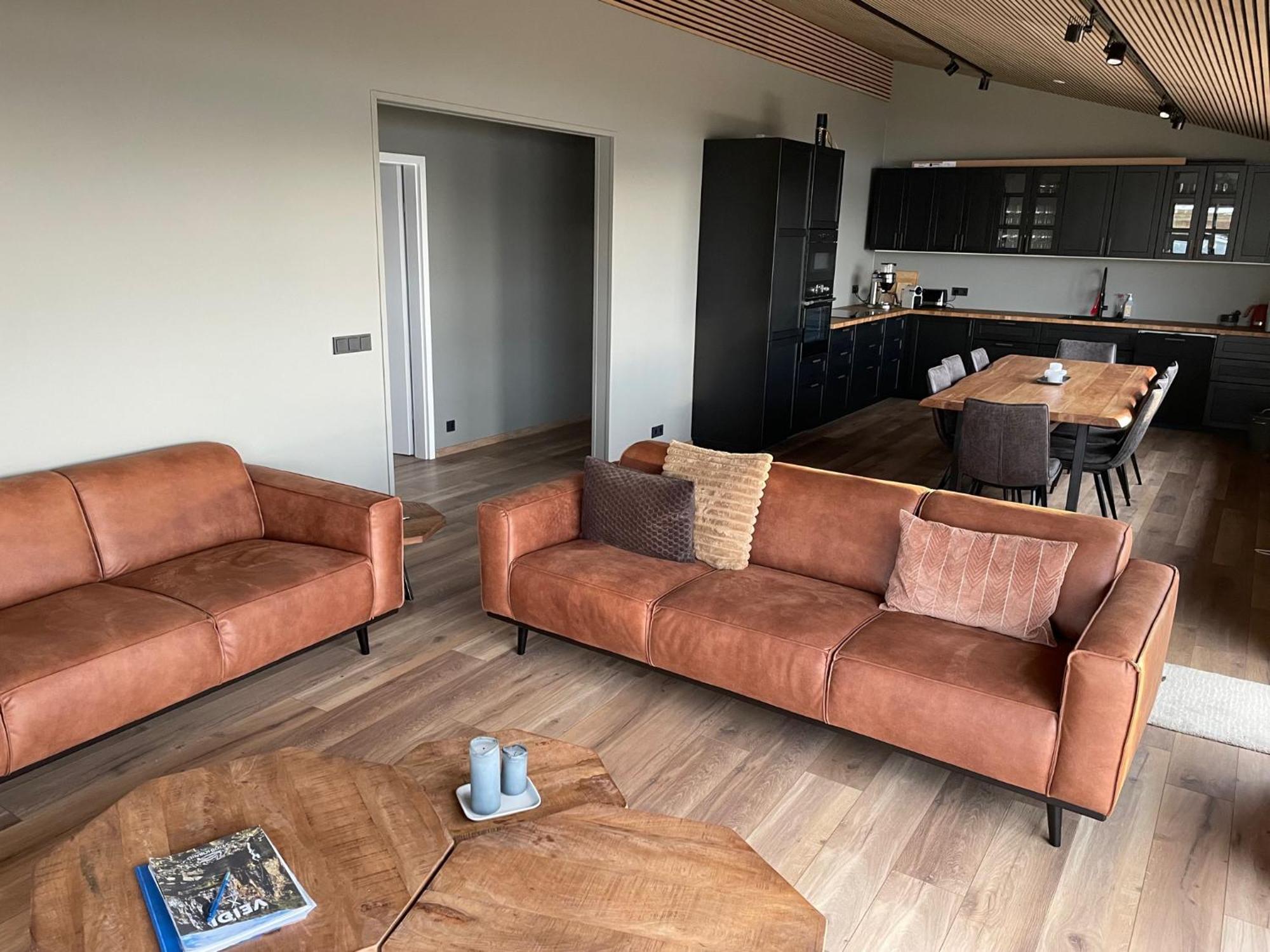 <p class="">Ubicado en el corazón del sur de Islandia, Dalamynni ofrece a los viajeros una escapada tranquila en medio de paisajes naturales impresionantes. Cerca del encantador pueblo de Selfoss, este alojamiento acogedor es el refugio perfecto para quienes desean descubrir las maravillas escénicas de Islandia. Con un ambiente hogareño y una atmósfera cálida, Dalamynni garantiza comodidad y conveniencia para cada huésped.</p>
<p class=""><b>Ubicación y atracciones cercanas</b></p>
<p class="">Dalamynni presume de una ubicación privilegiada, lo que permite acceder fácilmente a algunos de los lugares más emblemáticos del sur de Islandia. A poca distancia en coche se encuentra el famoso Círculo Dorado, donde podrás admirar la impresionante cascada Gullfoss y las maravillas geotérmicas de Geysir. Muy cerca, también podrás descubrir la encantadora Secret Lagoon, ideal para disfrutar de un baño relajante en aguas termales naturales.</p>
<p class="">Los paisajes que rodean el alojamiento ofrecen un sinfín de oportunidades para las actividades al aire libre. Desde senderos que conducen a vistas espectaculares hasta paseos a caballo por entornos de postal, aquí podrás disfrutar de la naturaleza intacta islandesa. Y si te interesa conocer la cultura local, el pueblo de Selfoss está repleto de restaurantes y tiendas para explorar.</p>
<p class=""><b>Instalaciones y servicios</b></p>
<p class="">Dalamynni te asegura una estancia cómoda gracias a su gama de servicios pensados para cubrir todas tus necesidades. Sus habitaciones son acogedoras, cuentan con Wi-Fi gratuito y mobiliario confortable. Además, dispone de una cocina compartida donde podrás preparar tus propias comidas con ingredientes frescos locales, y así saborear la auténtica gastronomía islandesa.</p>
<p class="">Para quienes buscan aventura, Dalamynni ofrece fácil acceso a todo tipo de actividades al aire libre. Tanto si te apasiona explorar senderos como si prefieres relajarte y disfrutar de la tranquilidad del entorno, este alojamiento es el punto de partida perfecto para tu viaje por Islandia.</p>
<p class=""><b>¿Por qué elegir Dalamynni?</b></p>
<p class="">Elegir Dalamynni es optar por la belleza y la serenidad del sur de Islandia, sin renunciar a las comodidades de un ambiente cálido y acogedor. Su ubicación a un paso de los principales atractivos y la posibilidad de vivir auténticas experiencias al aire libre lo convierten en la elección ideal para todo viajero. ¿Listo para comenzar tu aventura en Islandia? Reserva tu estancia en Dalamynni y vive de cerca la magia del sur islandés.</p>