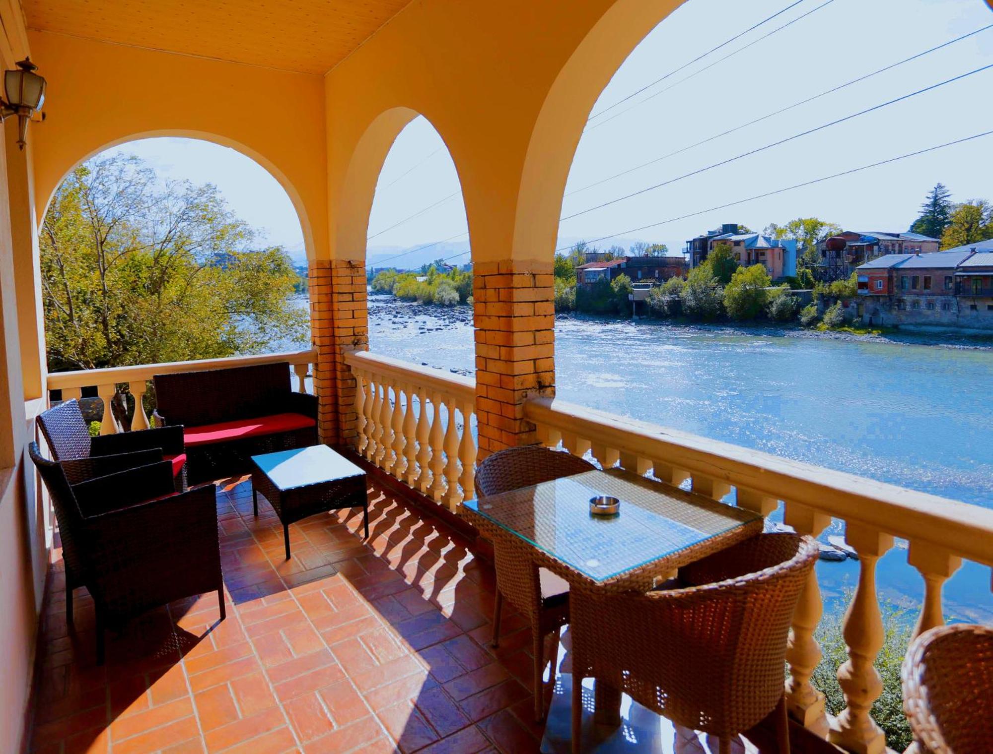 2. Sanapiro Hotel