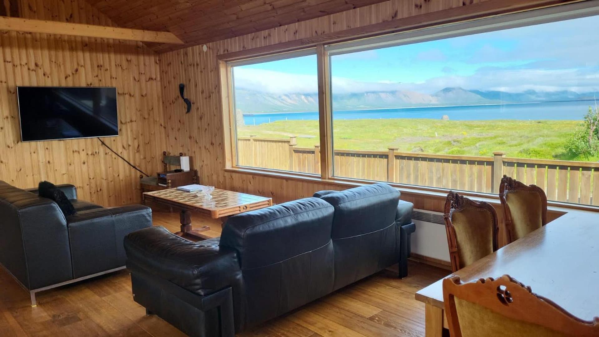 Glashus med privat flod och 360° utsikt