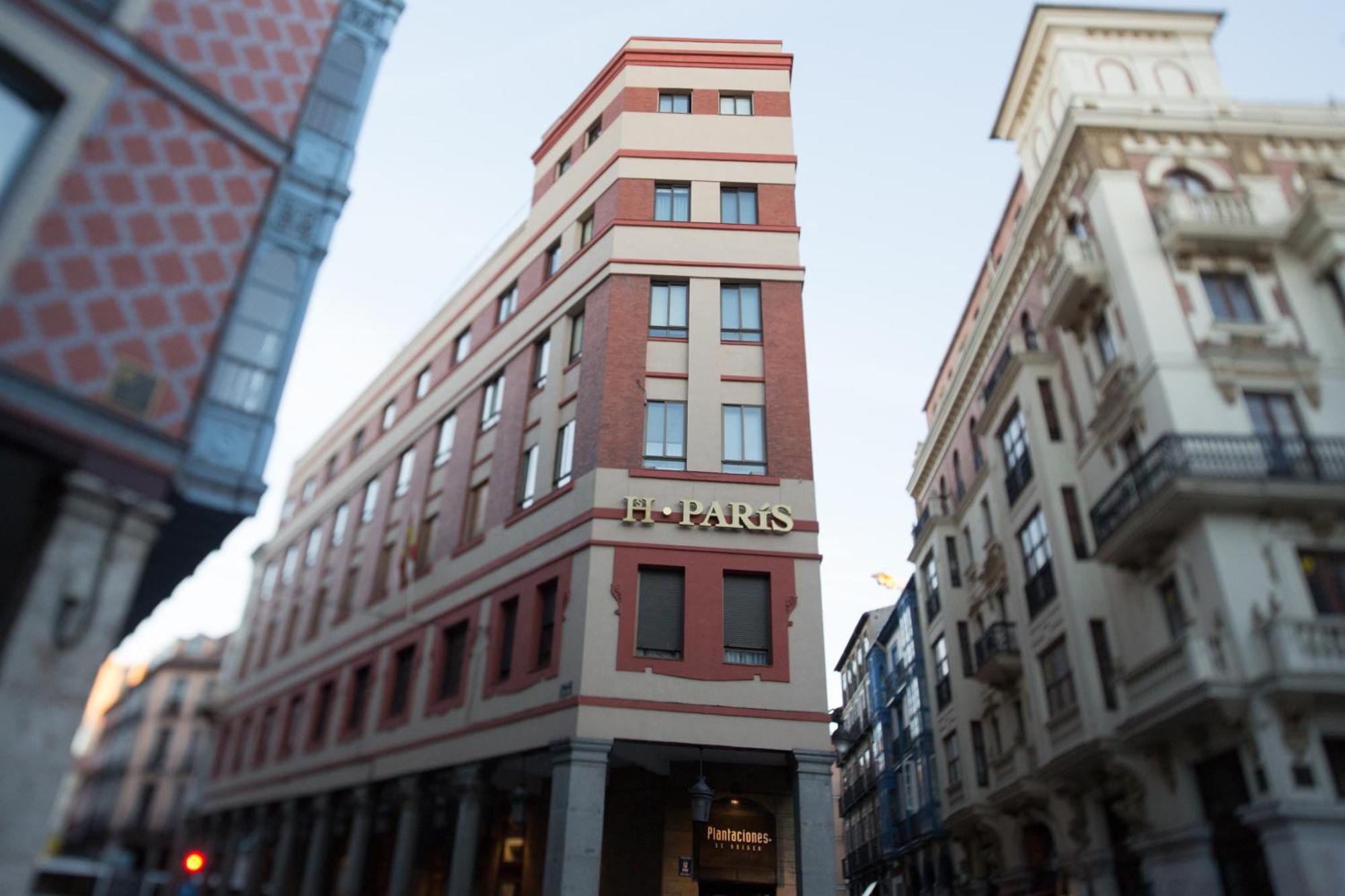 10. Paris Hostal