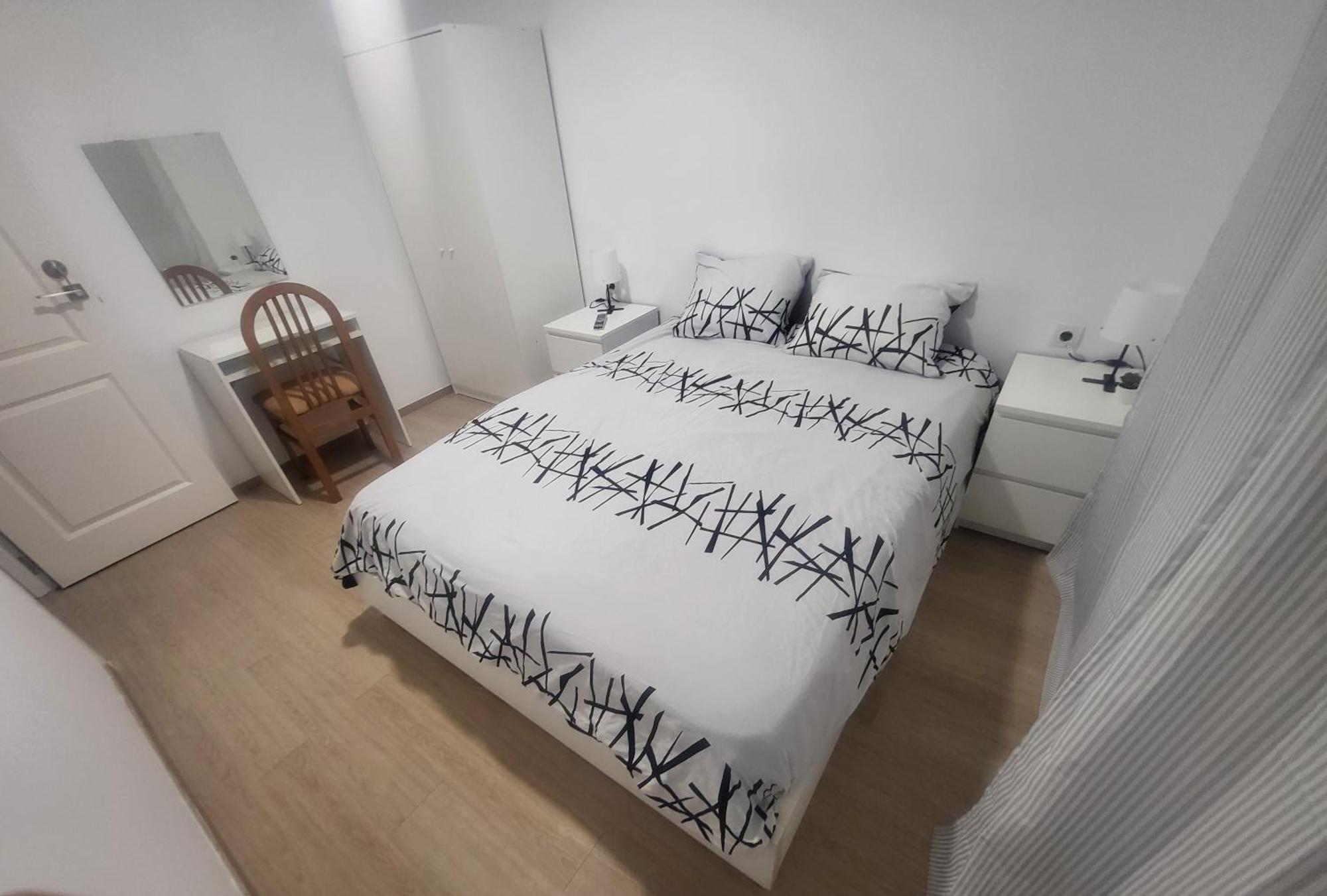 10. Habitaciones con baño compartido en bonito Apartamento en Badalona