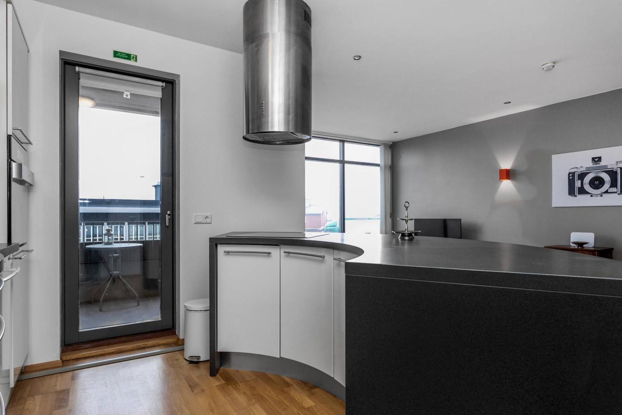 Sunny Apartment - By the Sea in City Center