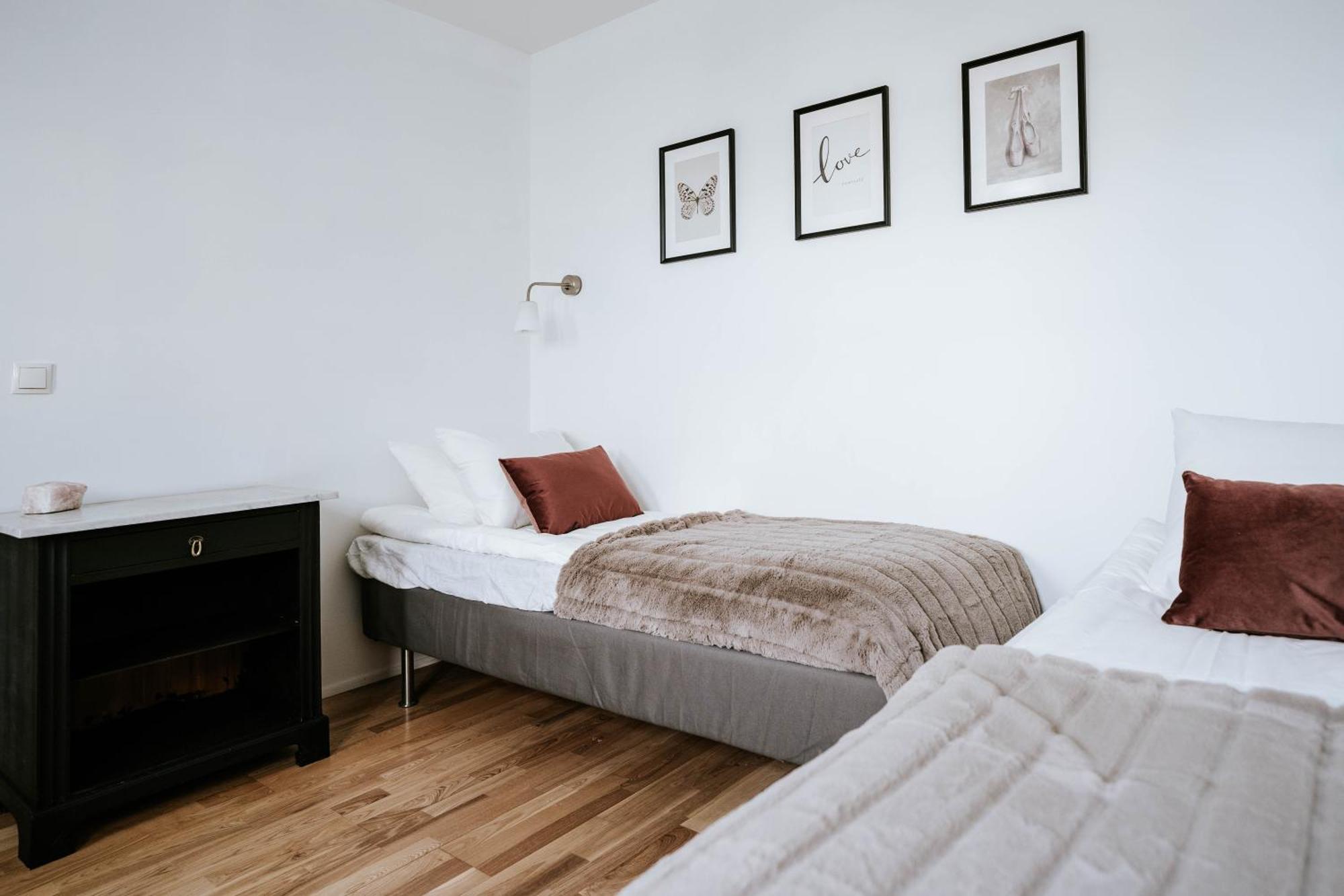 탁 트인 바다 전망과 세련된 디자인이 돋보이는 밝은 3베드룸/1.5 욕실 빌리지 하우스