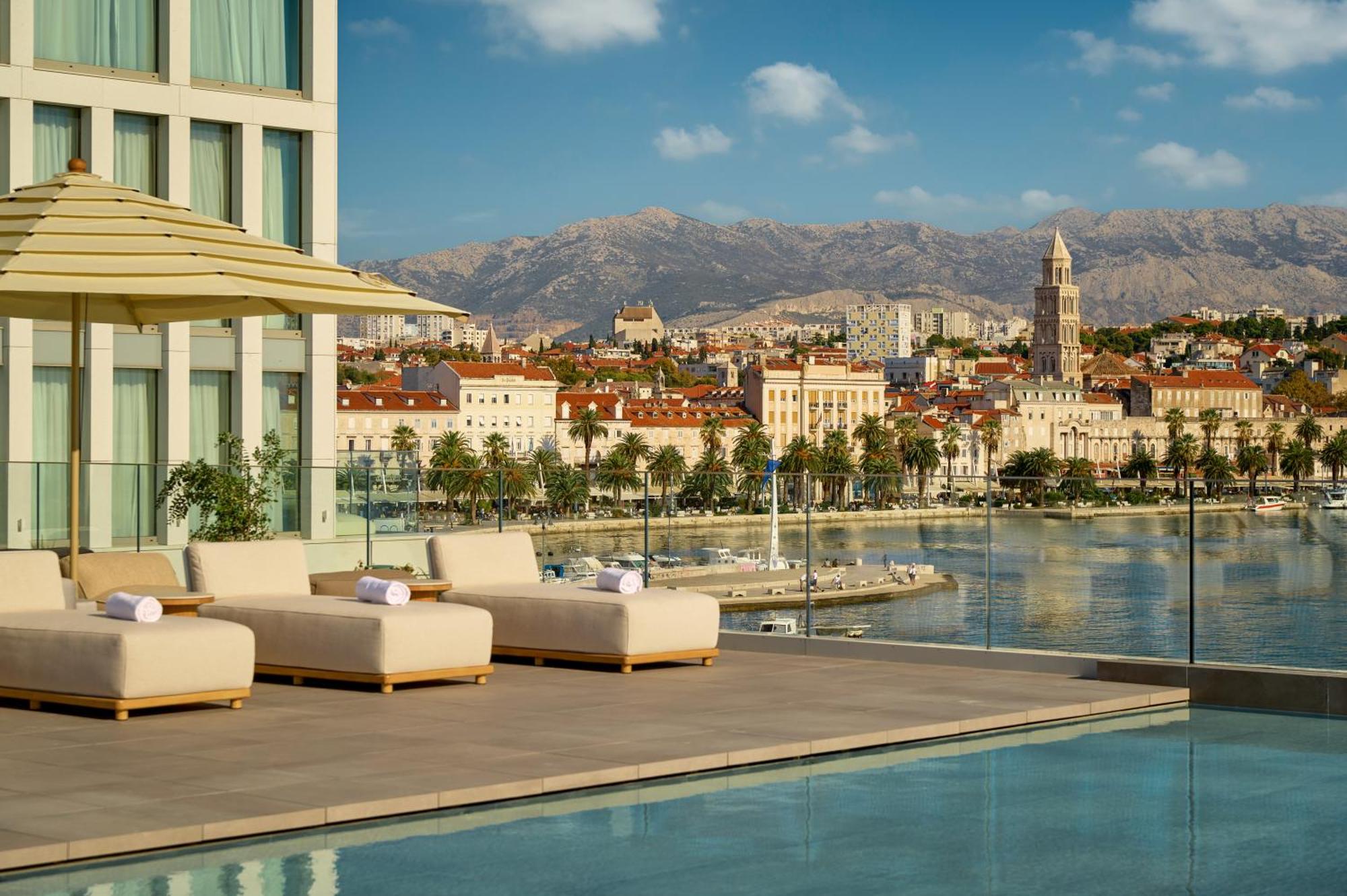 1. Hotel Ambasador