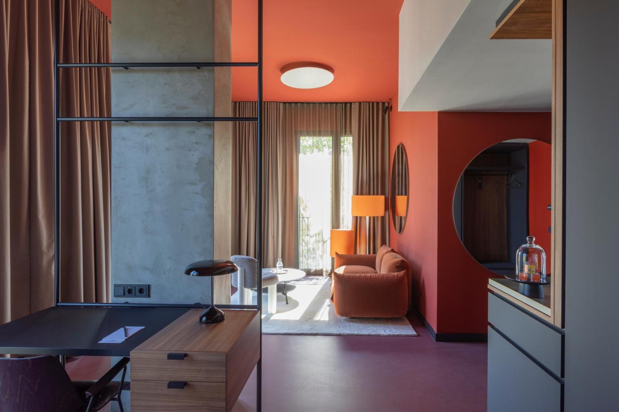 9. Emilu Hotel