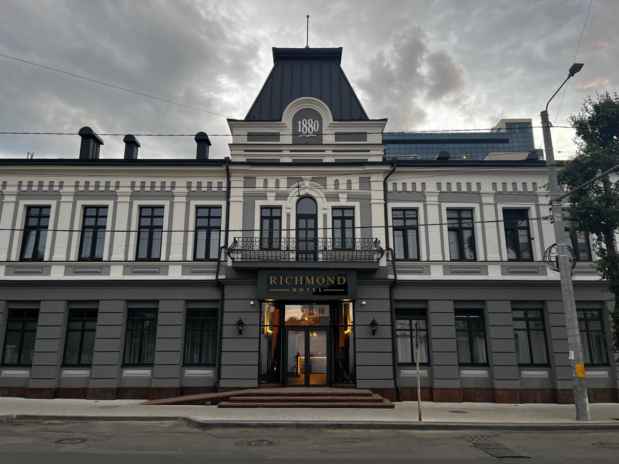 7. Richmond Hotel