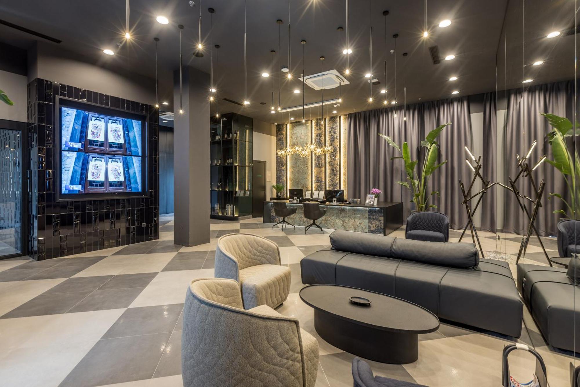 6. Cora Hotel