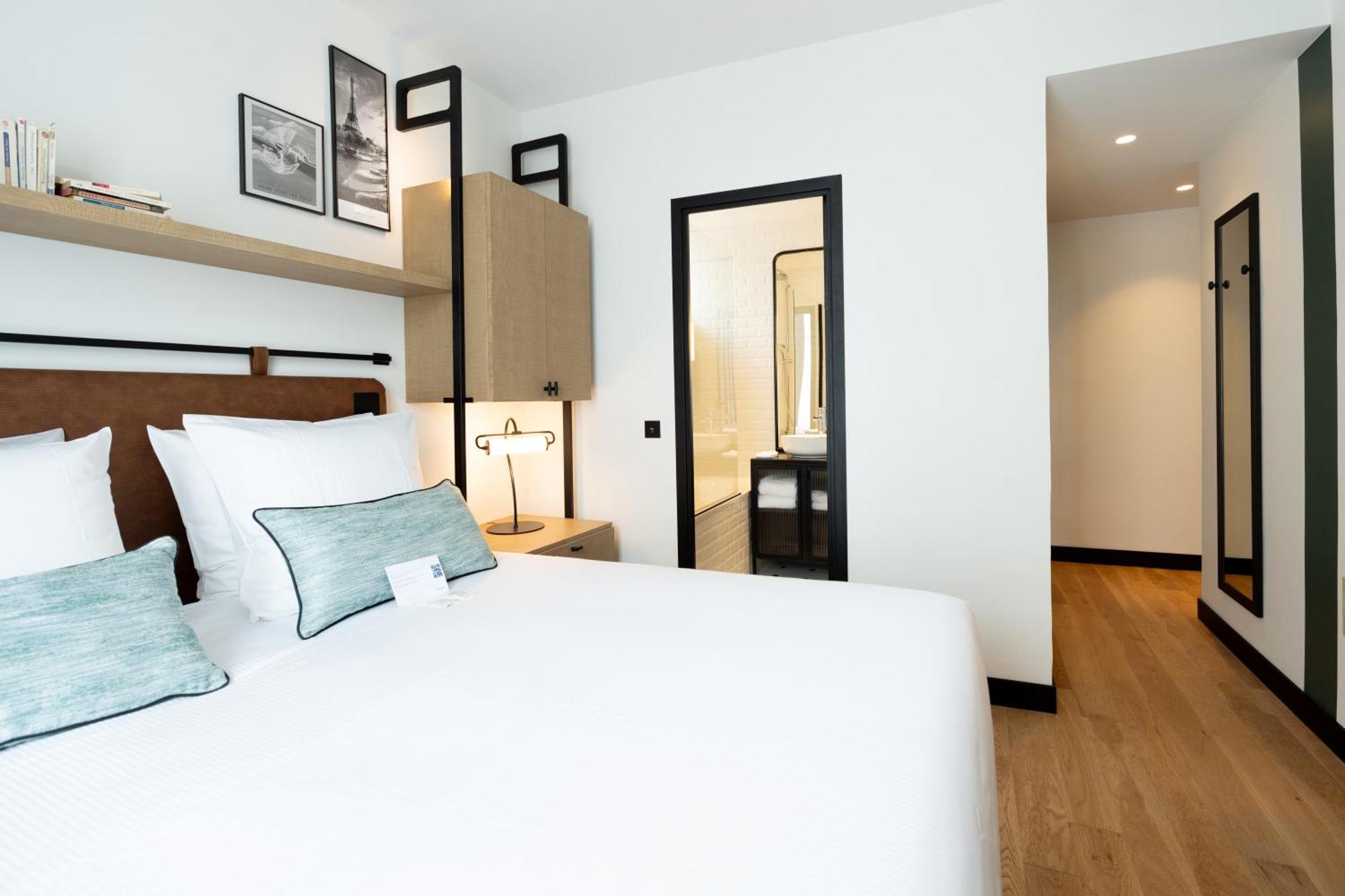 5. Hotel Carina Tour Eiffel