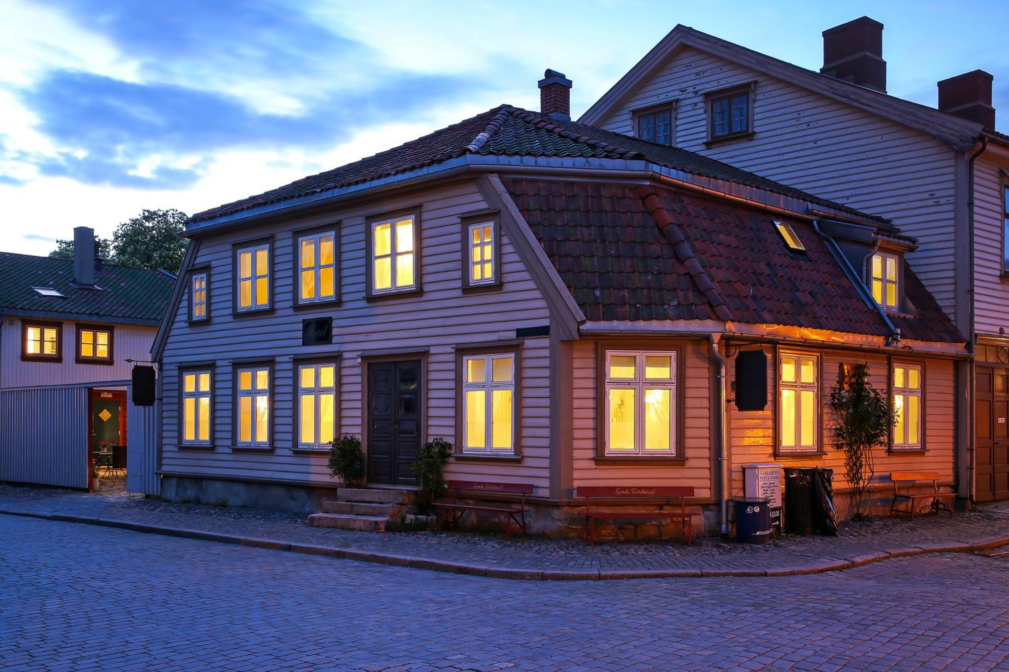 8. Large, quiet and centrally located apartment