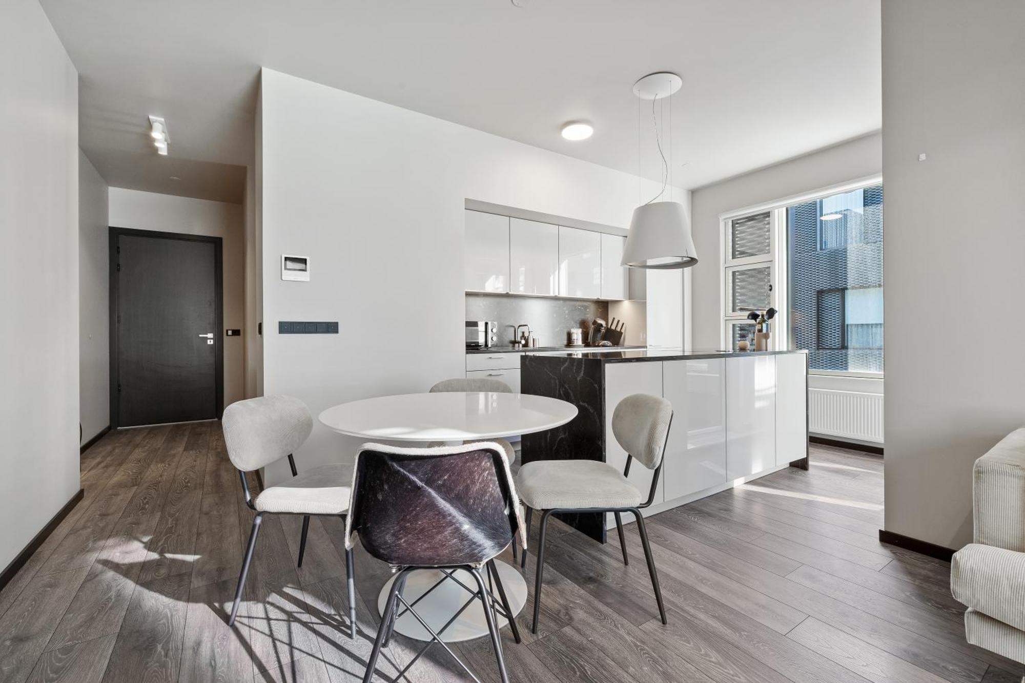 市中心舒适豪华两卧两卫公寓(Cozy Lux 2BR & 2BA City Center with Free Parking)含免费车位