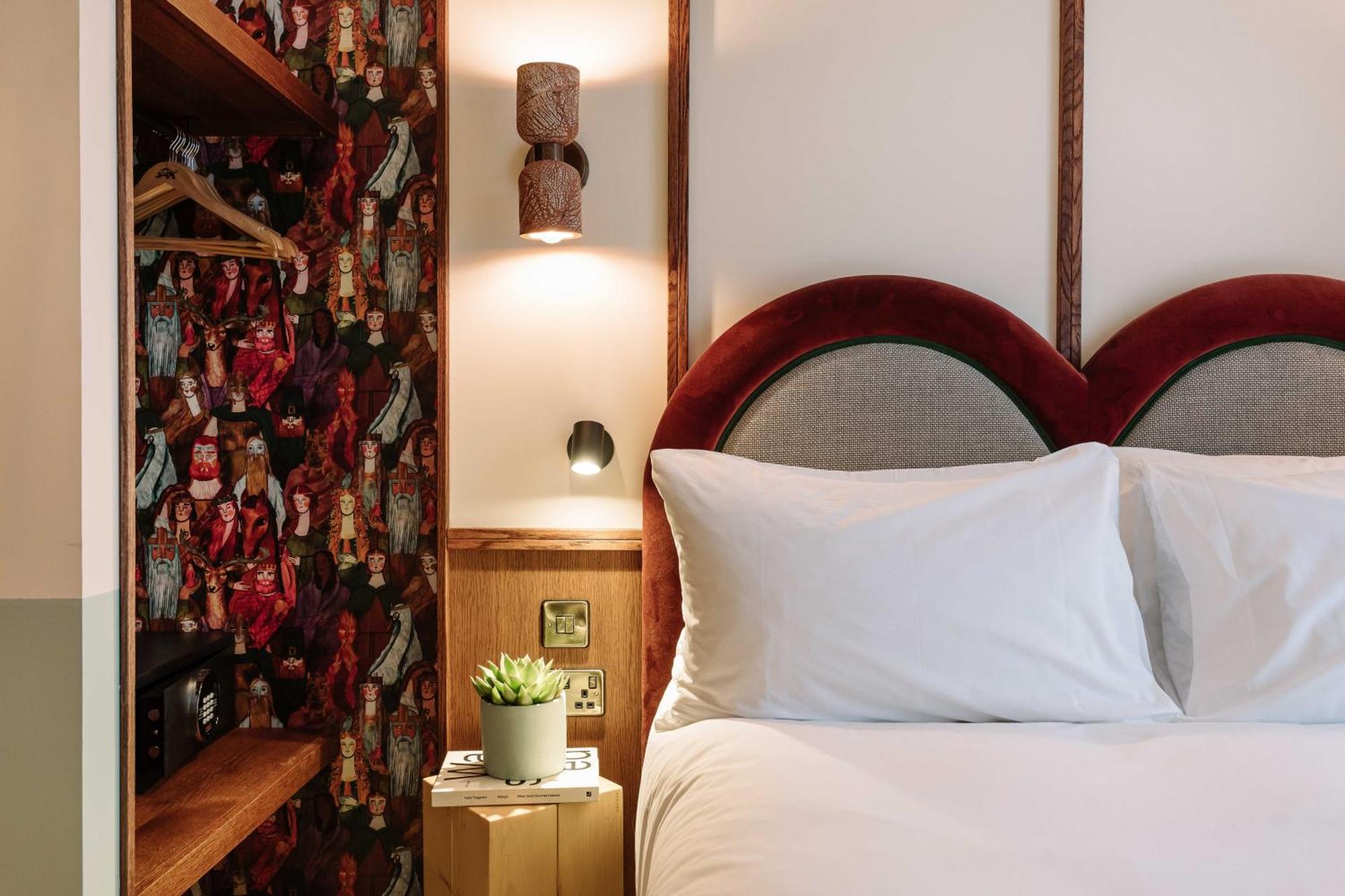 1. Room2 Belfast Hometel