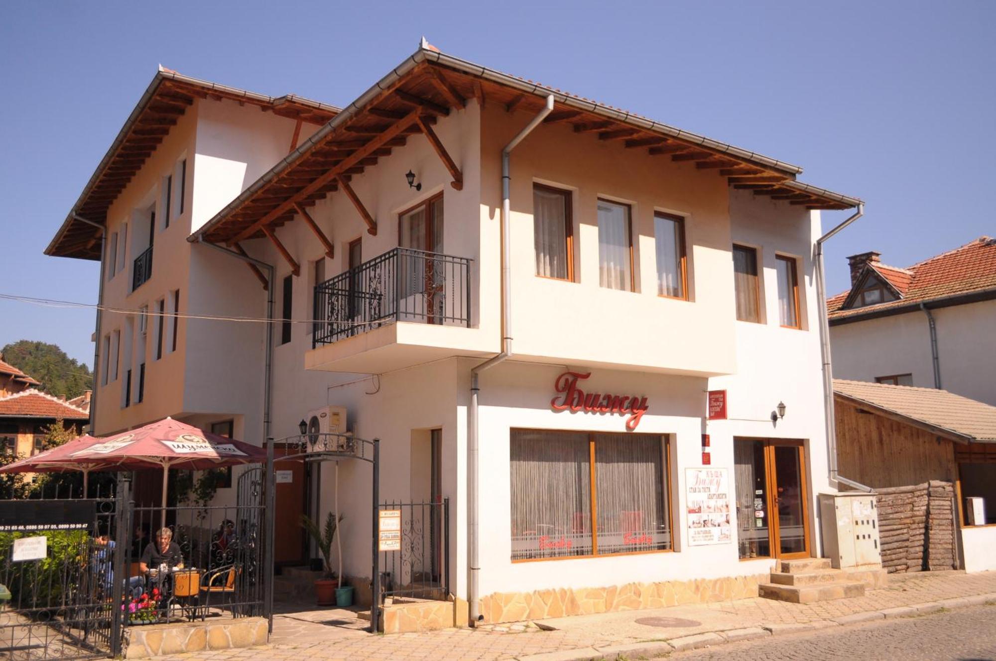 6. Family Hotel Biju