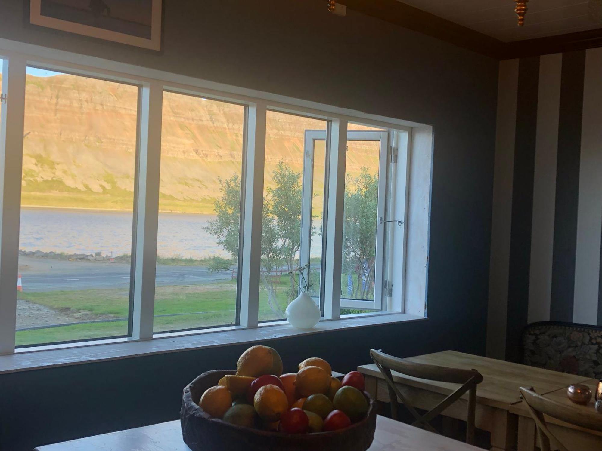 Дом с видом на море, фьорд и горы