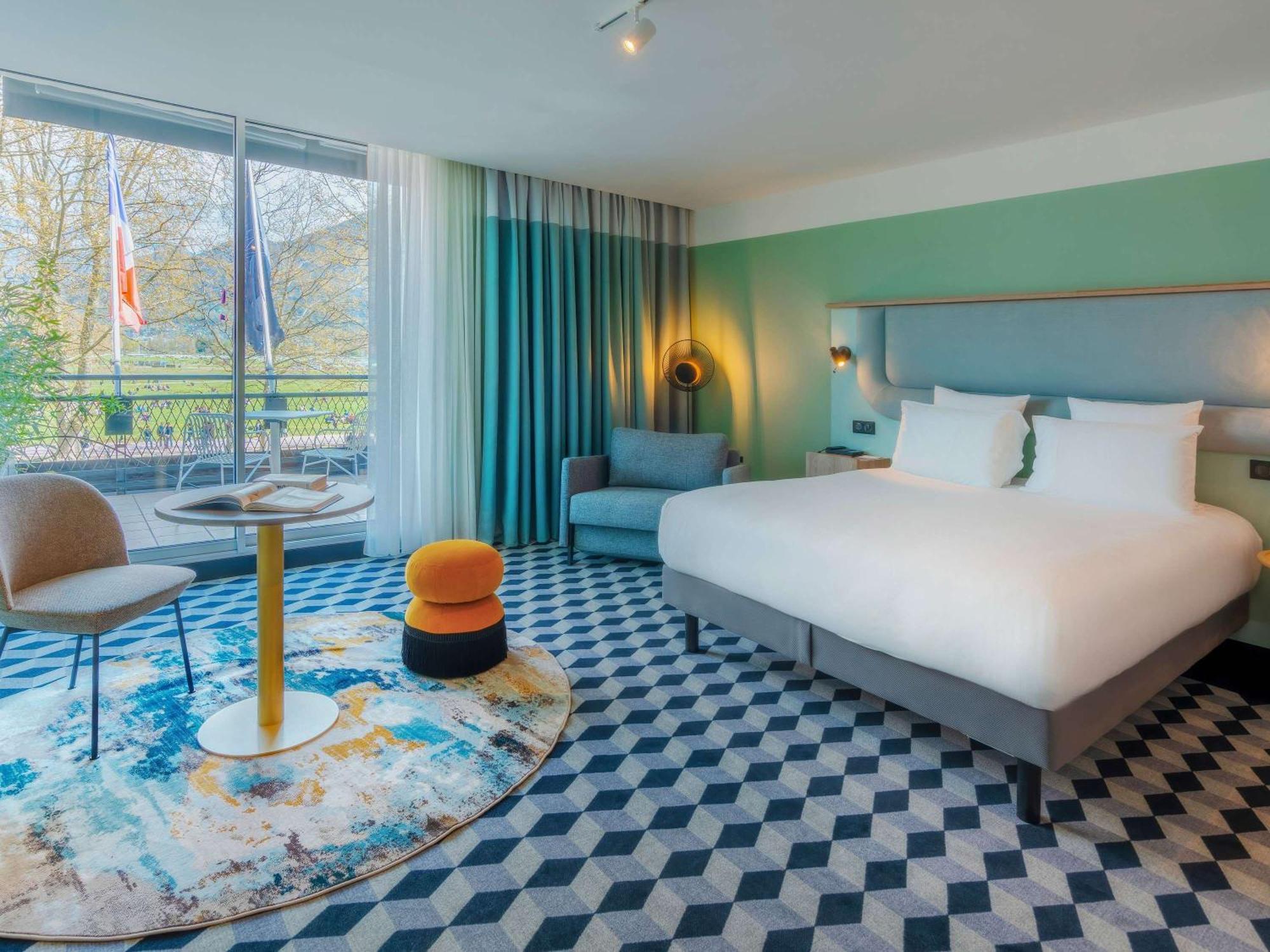 9. Le Splendid Hotel Lac d'Annecy - Handwritten Collection