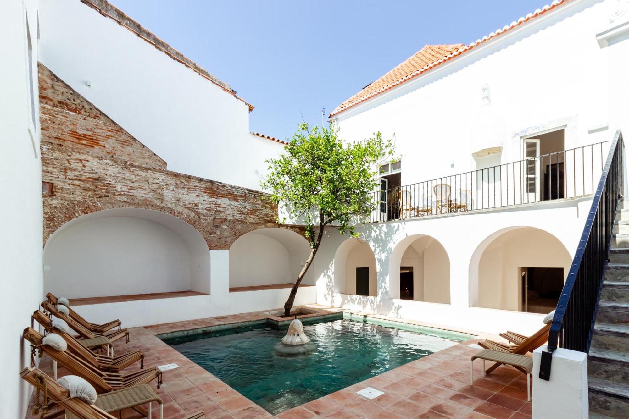 Top 9 Places To Stay in Moura