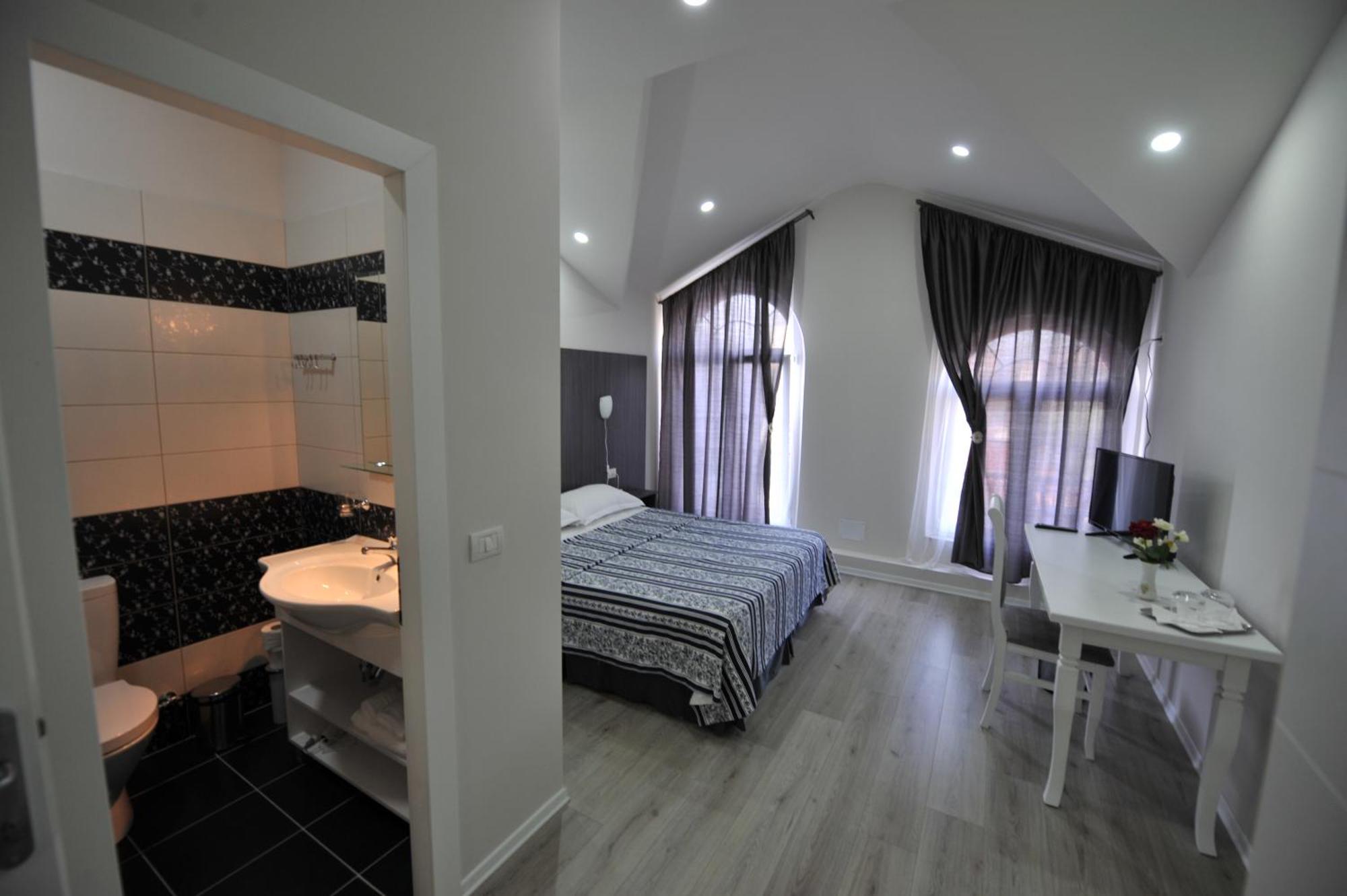 7. Rose Garden Hotel